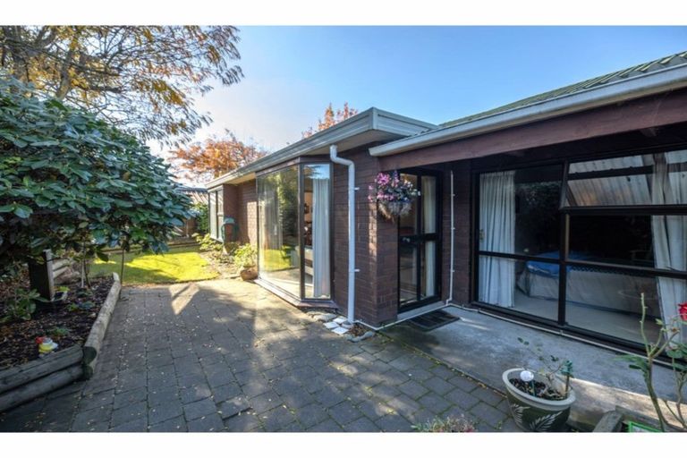 Photo of property in 2/9a Kingham Place, Avonhead, Christchurch, 8042