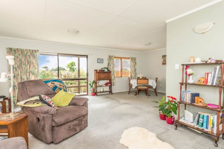 Photo of property in 28 Neil Avenue, Te Atatu Peninsula, Auckland, 0610
