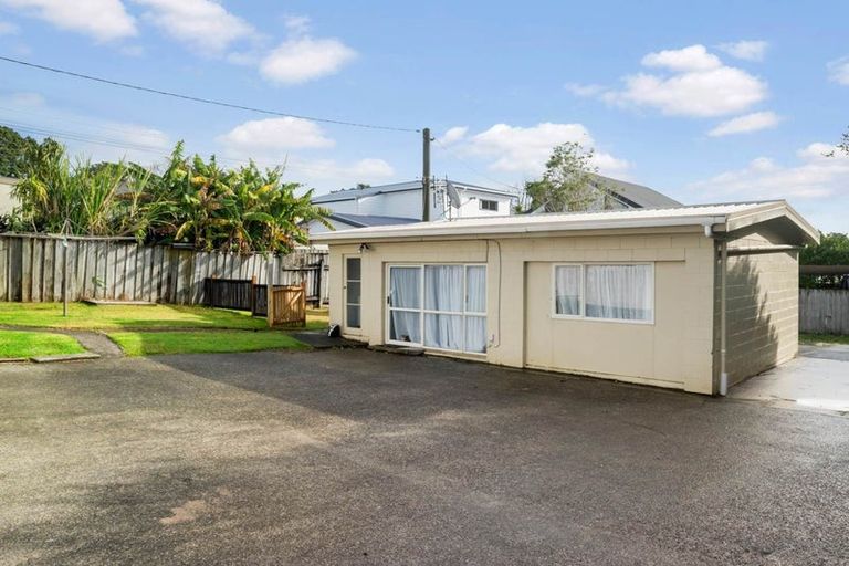 Photo of property in 1/934 East Coast Road, Northcross, Auckland, 0630