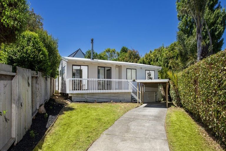Photo of property in 2/17 Winifred Avenue, Bayview, Auckland, 0629