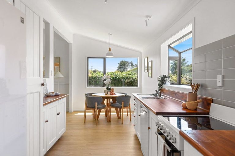 Photo of property in 12 Matthew Place, Kawaha Point, Rotorua, 3010