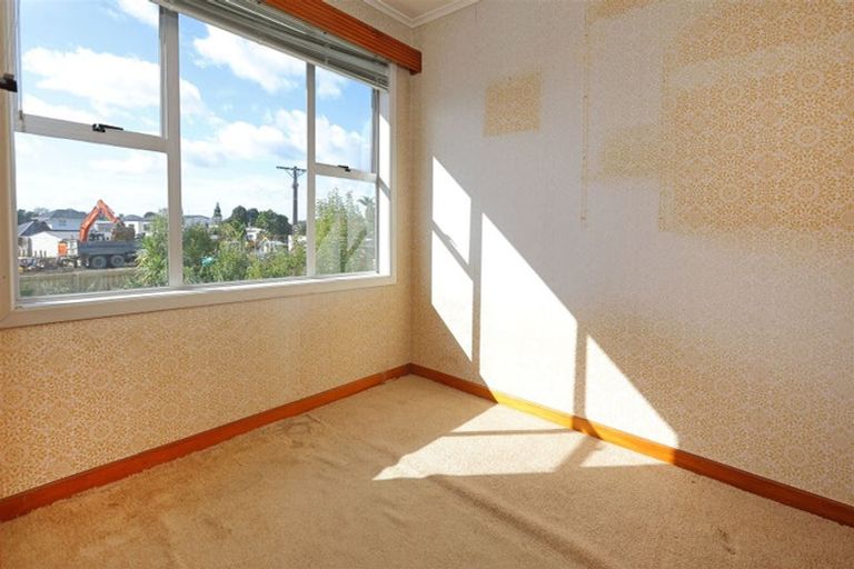 Photo of property in 5 Renata Crescent, Te Atatu Peninsula, Auckland, 0610