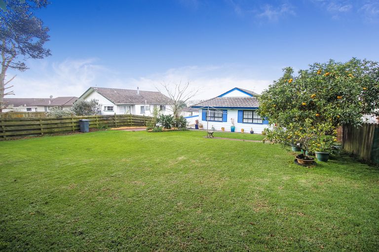 Photo of property in 28 Holmes Drive South, Massey, Auckland, 0614