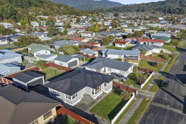 Photo of property in 40 Momona Street, Wainuiomata, Lower Hutt, 5014