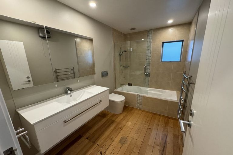 Photo of property in 2/17 Commodore Parry Road, Castor Bay, Auckland, 0620