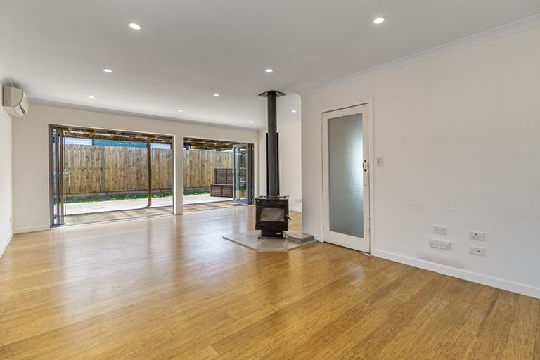 Photo of property in 15 Stottholm Road, Titirangi, Auckland, 0604