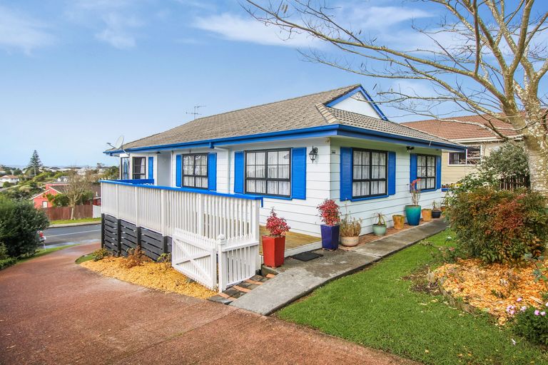 Photo of property in 28 Holmes Drive South, Massey, Auckland, 0614