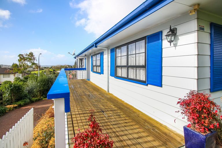 Photo of property in 28 Holmes Drive South, Massey, Auckland, 0614