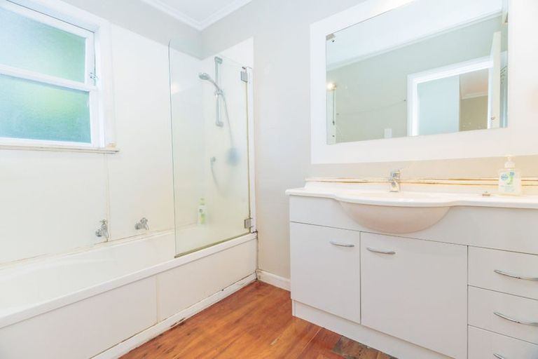 Photo of property in 92 Newlands Road, Newlands, Wellington, 6037