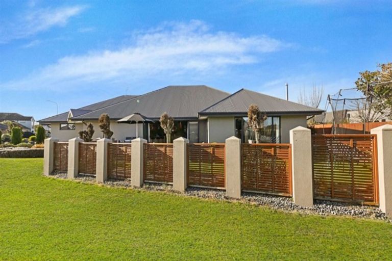 Photo of property in 25 Linkwater Way, Parklands, Christchurch, 8083