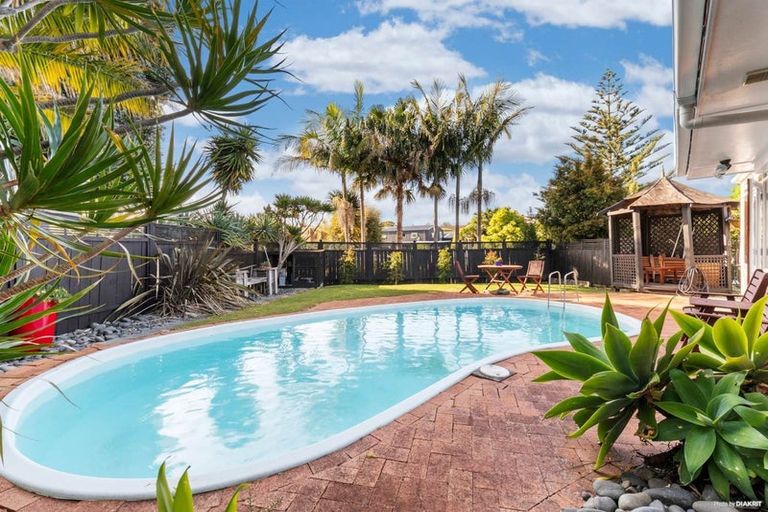 Photo of property in 11 Wilbur Place, Pakuranga Heights, Auckland, 2010