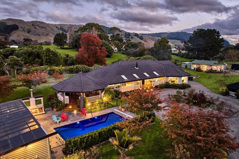 Photo of property in 140 School Road, Te Horo, Otaki, 5582