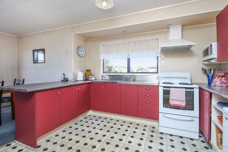 Photo of property in 28 Holmes Drive South, Massey, Auckland, 0614
