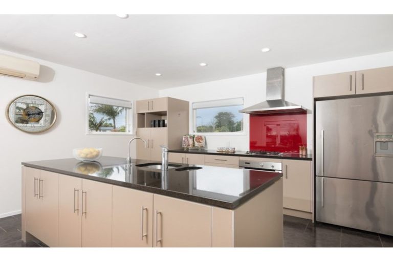 Photo of property in 39 Royal View Road, Te Atatu South, Auckland, 0610