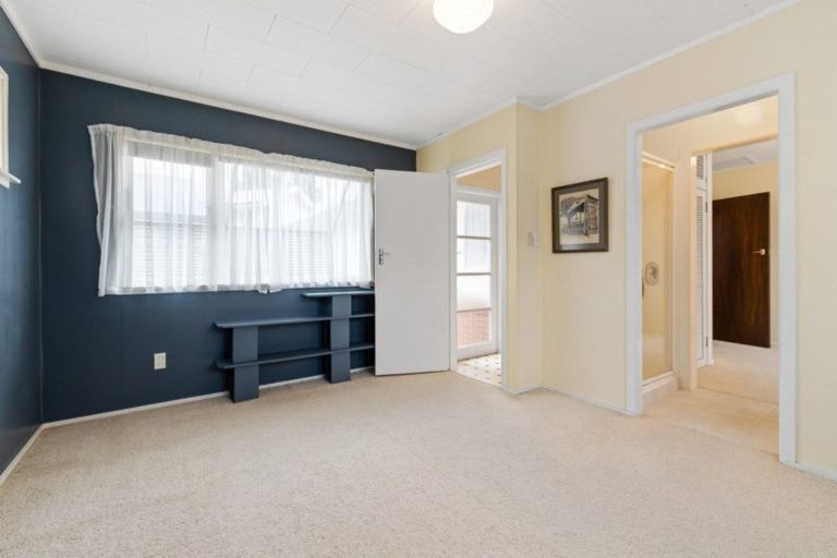 Photo of property in 10 Chapman Road, Te Atatu Peninsula, Auckland, 0610