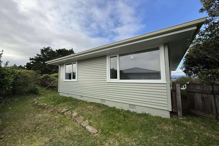 Photo of property in 52 Ruskin Road, Newlands, Wellington, 6037