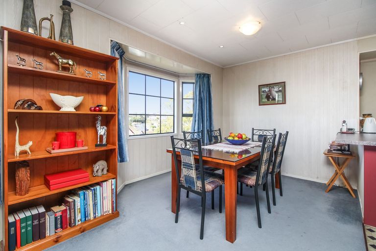 Photo of property in 28 Holmes Drive South, Massey, Auckland, 0614