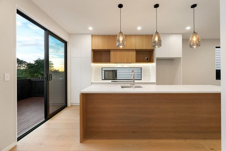 Photo of property in 8b Catalina Crescent, Forrest Hill, Auckland, 0620