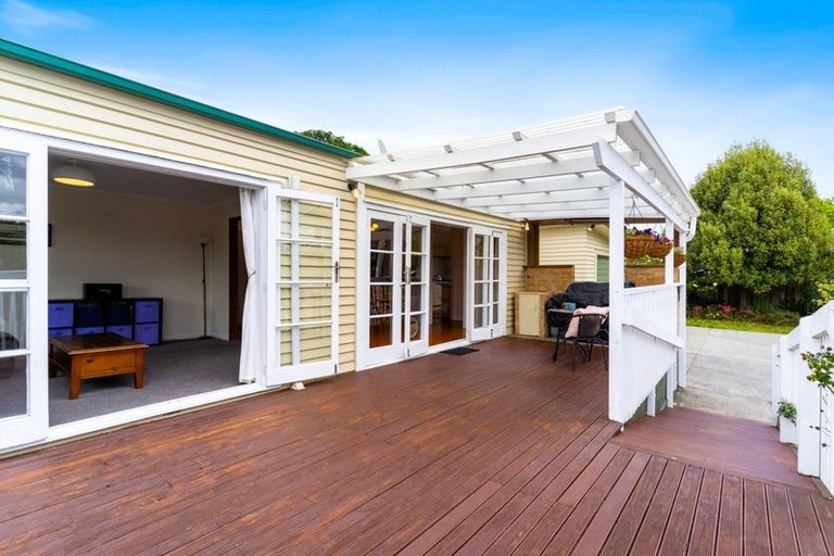 Photo of property in 17 Paramu Avenue, Birkdale, Auckland, 0626