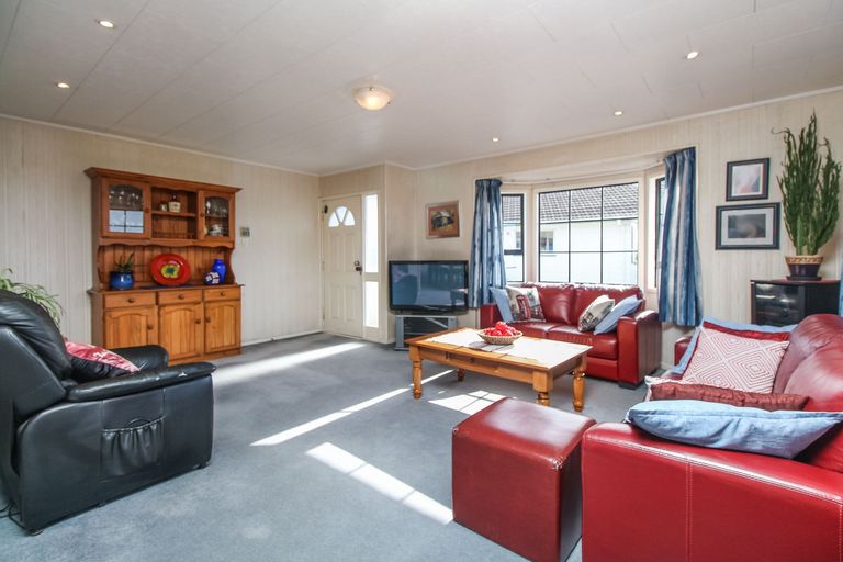 Photo of property in 28 Holmes Drive South, Massey, Auckland, 0614