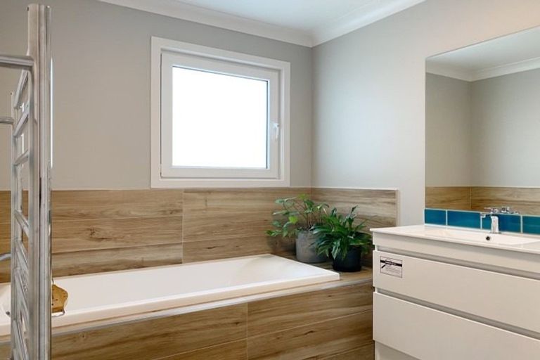 Photo of property in 18 Monaco Grove, Fitzherbert, Palmerston North, 4410