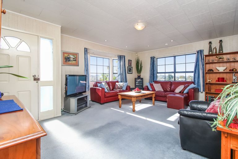 Photo of property in 28 Holmes Drive South, Massey, Auckland, 0614