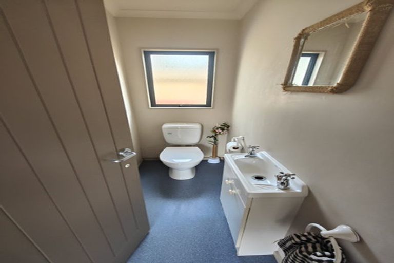 Photo of property in 162 Queens Drive, Lyall Bay, Wellington, 6022