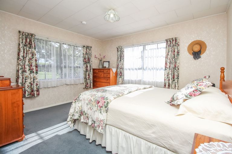 Photo of property in 28 Holmes Drive South, Massey, Auckland, 0614