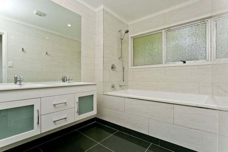 Photo of property in 8 Longwood Place, Forrest Hill, Auckland, 0620
