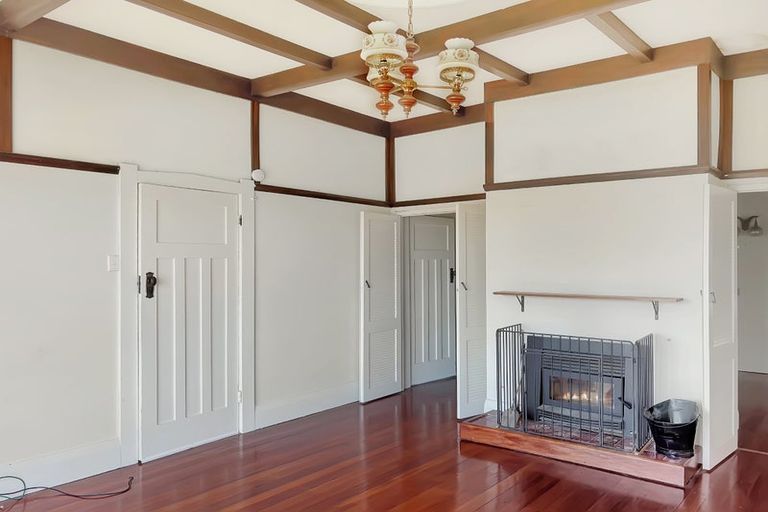 Photo of property in 21 Clayburn Road, Glen Eden, Auckland, 0602