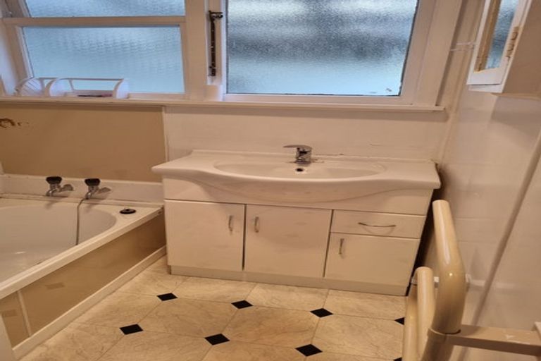 Photo of property in 12a Maraval Crescent, Grenada Village, Wellington, 6037