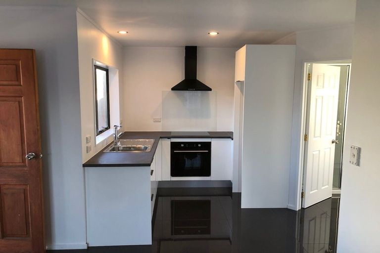 Photo of property in 1 Ryden Place, Glen Eden, Auckland, 0602