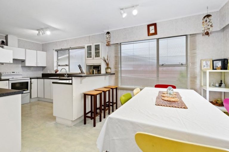 Photo of property in 37 Edgecombe Street, Newlands, Wellington, 6037