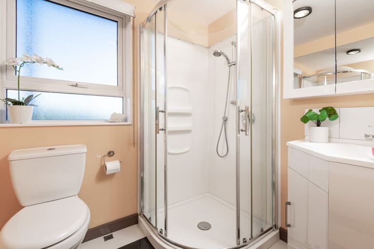 Photo of property in 41a Tamworth Crescent, Newlands, Wellington, 6037