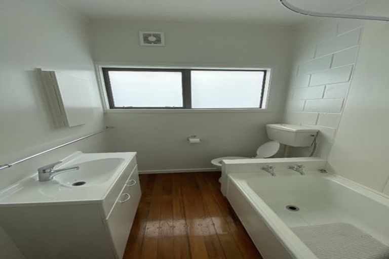 Photo of property in 21f9 Collins Avenue, Tawa, Wellington, 5028