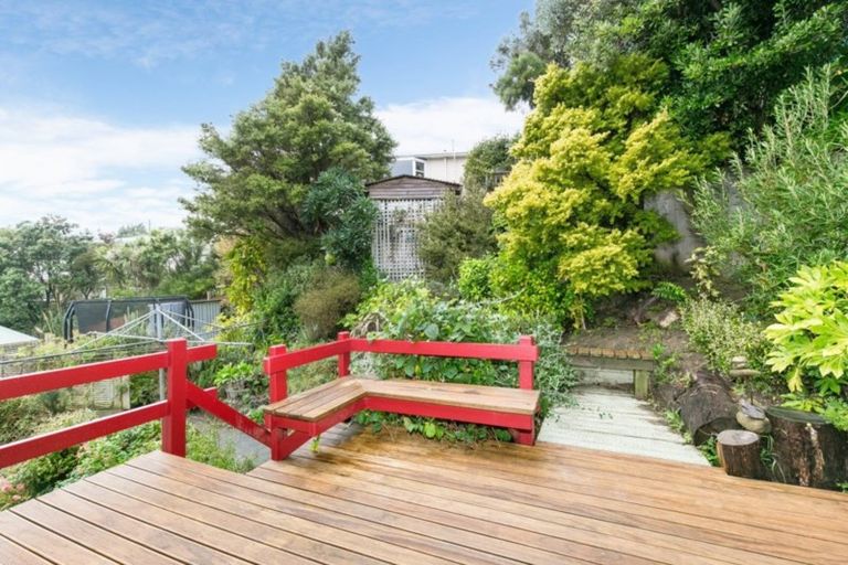 Photo of property in 21 Southern Cross Crescent, Island Bay, Wellington, 6023