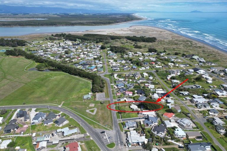 Photo of property in 46 Signal Street, Foxton Beach, Foxton, 4815