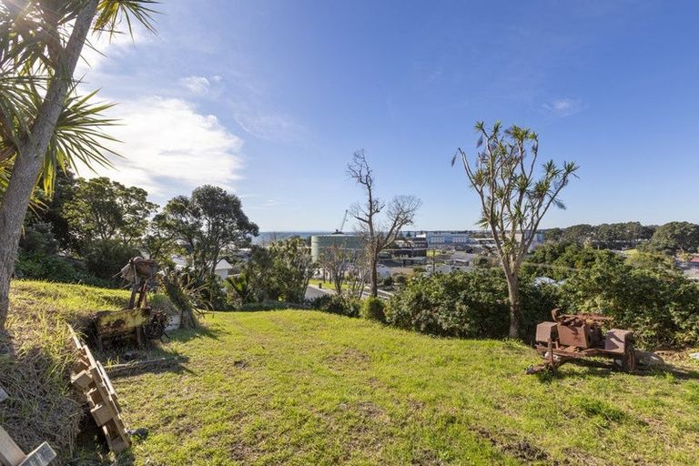 Photo of property in 32 Ngamotu Road, Moturoa, New Plymouth, 4310