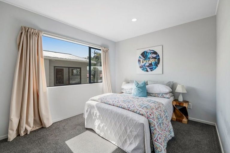 Photo of property in 11 Felicity Place, Unsworth Heights, Auckland, 0632