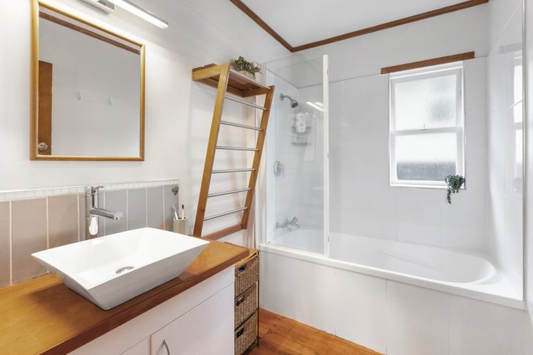 Photo of property in 21 Taipari Road, Te Atatu Peninsula, Auckland, 0610