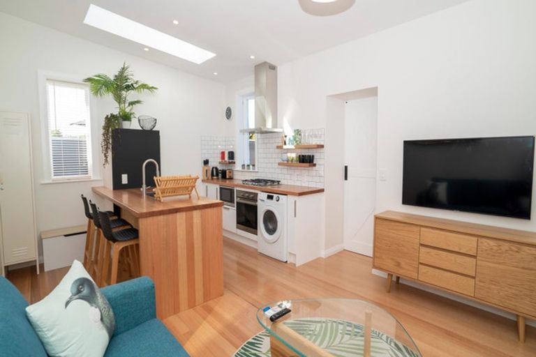 Photo of property in 197 Sutherland Road, Lyall Bay, Wellington, 6022