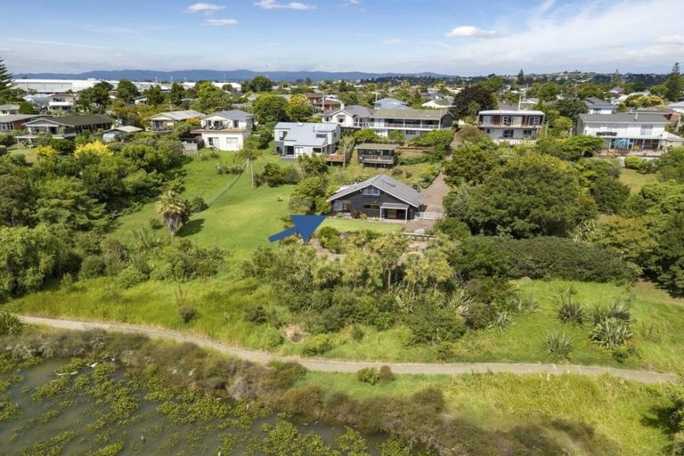 Photo of property in 44 Rewarewa Road, Te Atatu Peninsula, Auckland, 0610