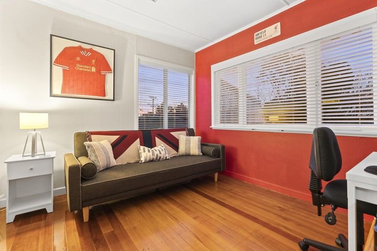 Photo of property in 10 Savoy Road, Glen Eden, Auckland, 0602