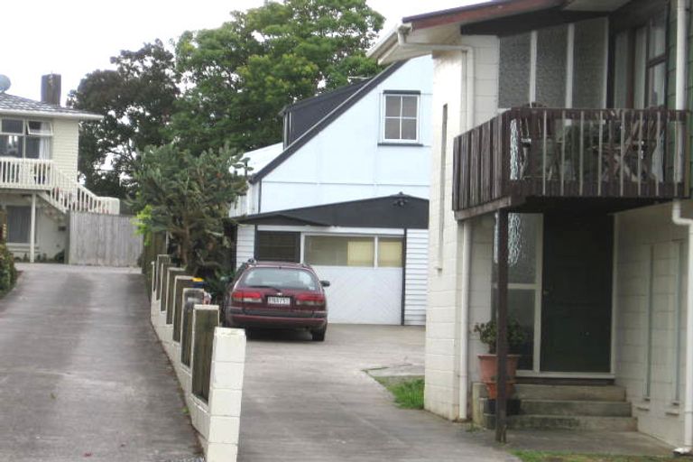 Photo of property in 2/210 Sunnynook Road, Totara Vale, Auckland, 0627