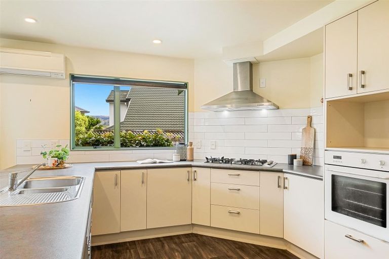 Photo of property in 20 Lanyon Place, Whitby, Porirua, 5024