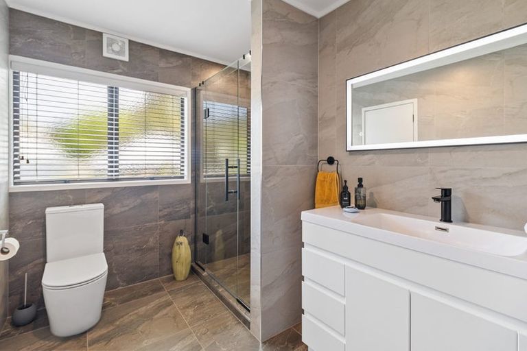 Photo of property in 33 Homewood Place, Chatswood, Auckland, 0626