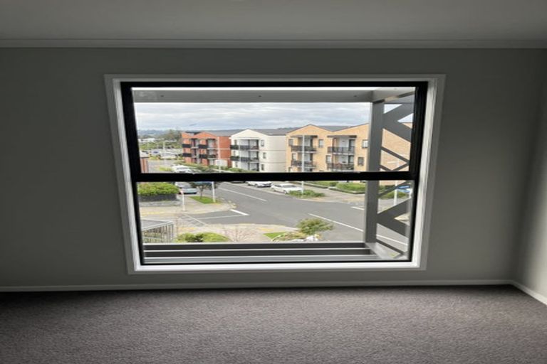 Photo of property in 4/1 Ko Roa Lane, Hobsonville, 0616