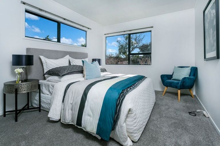 Photo of property in 11 Cabello Place, Unsworth Heights, Auckland, 0632