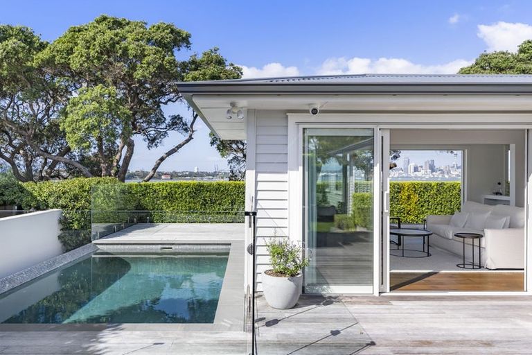 Photo of property in 21 Heath Avenue, Northcote, Auckland, 0627