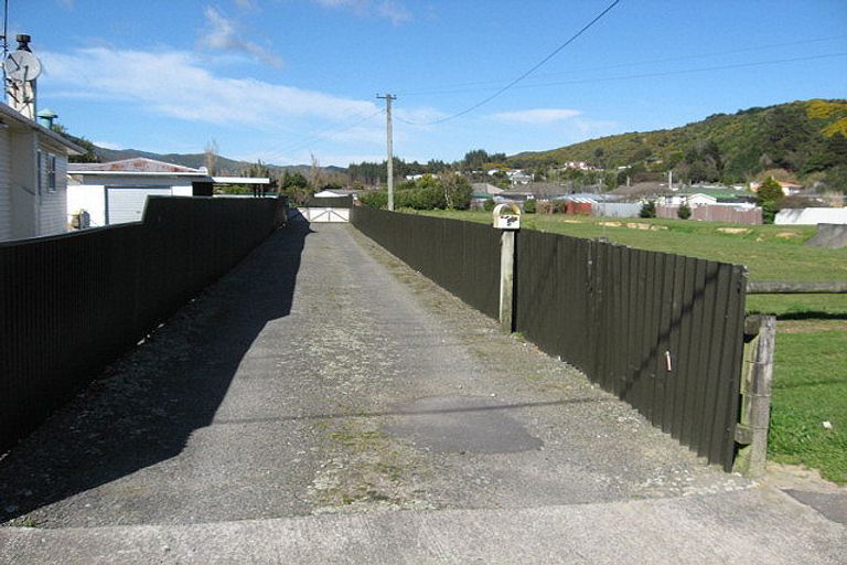 Photo of property in 5 Fullerton Grove, Wainuiomata, Lower Hutt, 5014